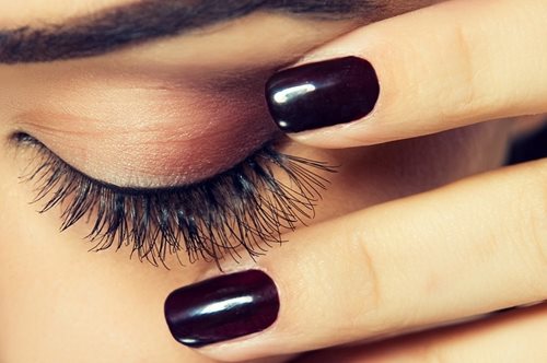 Shellac μανικιούρ: Όλη η αλήθεια για το ημιμόνιμο και οι κρυφές ακτίνες UV