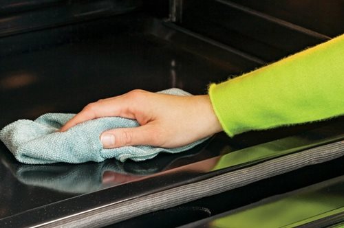 Πώς μπορείτε να καθαρίσετε ανάμεσα στο διπλό τζάμι του φούρνου μικροκυμάτων;