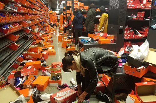 Η Βlack Friday έσπειρε τον πανικό: Εικόνες χάους από το κατάστημα της Nike στην Ουάσινγκτον 