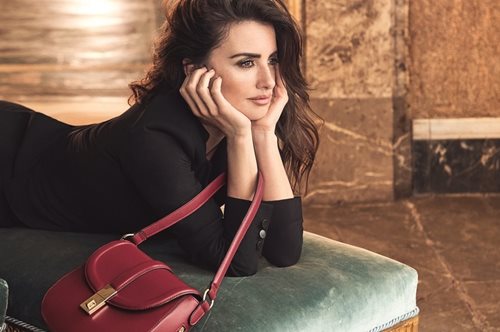 Η Carpisa αποκαλύπτει τις τσάντες και τα αξεσουάρ που θα λατρευτούν τις γιορτές