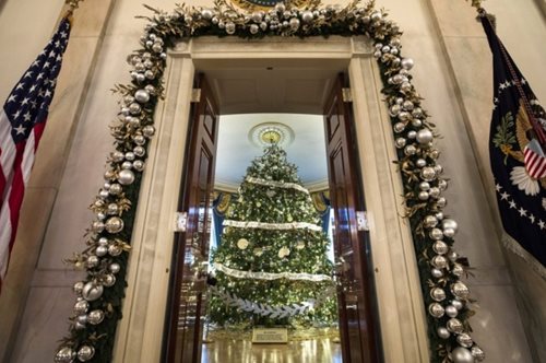 Ο Λευκός Οίκος έχει βάλει ήδη τα γιορτινά του και εντυπωσιάζει με 65.000 στολίδια