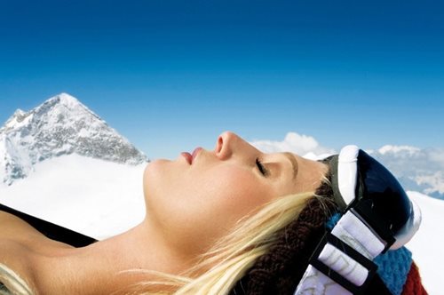 Έτσι προστατεύουμε το δέρμα μας από τον ήλιο (και) το χειμώνα