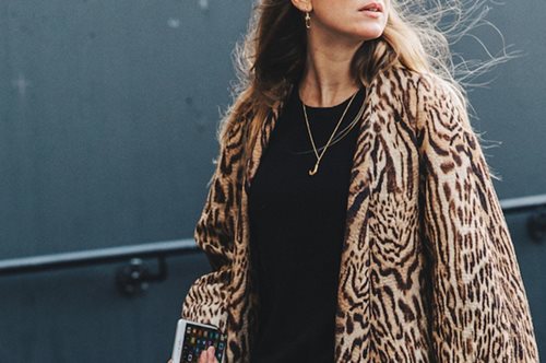 Πώς να φορέσεις το λεοπάρ παλτό χωρίς να πέσεις στη λούμπα του λάθους. Θέλει προσοχή και φαντασία 