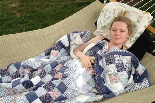 Η μητέρα της γυναίκας που κοιμάται 22 ώρες τη μέρα μιλάει για το σπάνιο σύνδρομο της κόρης της