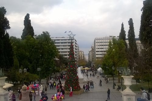 Ο πίνακας με το Χριστουγεννιάτικο ωράριο των καταστημάτων σε Αθήνα και Θεσσαλονίκη