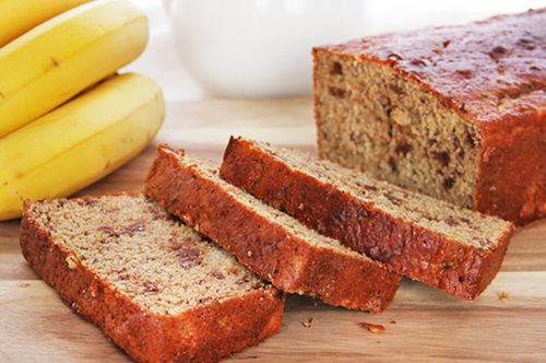 Το πιο νόστιμο (και εύκολο) γλυκό ψωμί με μπανάνες που θα σε βοηθήσει να βγάλεις τον χειμώνα