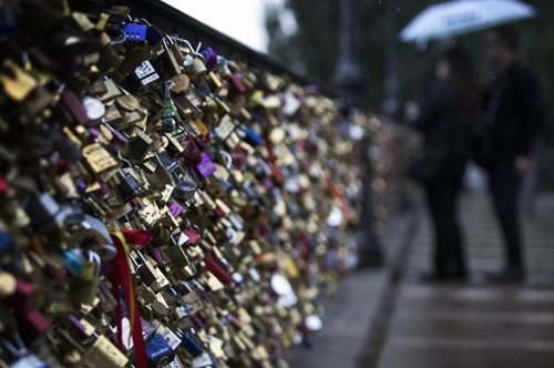 Οι αρχές του Παρισιού κάνουν το πιο όμορφο δώρο στους πρόσφυγες
