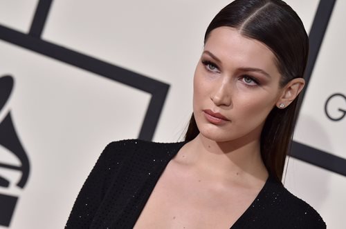 Στη νέα της φωτογράφηση για το περιοδικό Paper η Bella Hadid είναι αγνώριστη