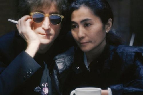 1969: John Lennon και Yoko Ono στην Αθήνα. Μία σπάνια φωτογραφία από την επίσκεψη τους στο Κολωνάκι