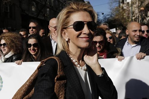 Διαδηλώνοντας με πέρλες, γραβάτες και επώνυμες τσάντες στο κέντρο της Αθήνας 