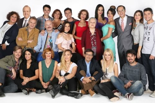 Ποια πολύ γνωστή ηθοποιός μεταμορφώνεται σε άντρα και εισβάλει στους«Συμμαθητές»; Δες τη φωτογραφία