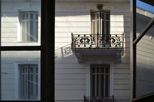 Πώς μοιάζει η Αθήνα μέσα από τα παράθυρα των κατοίκων της; Mία φοβερή συλλογή φωτογραφιών