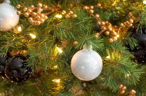 Γιατί κρεμάμε μπάλες στο χριστουγεννιάτικο δέντρο;