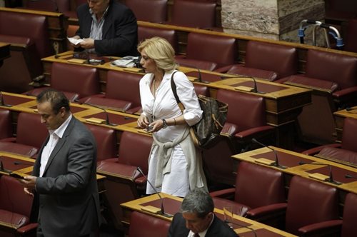 Τα αξεσουάρ, οι τσάντες και το στυλ της Άννας Καραμανλή