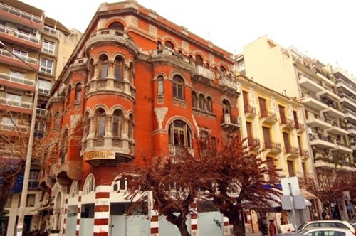 Θρύλοι, ιστορίες, φωτογραφίες από το εσωτερικό του στοιχειωμένου Κόκκινου Σπιτιού της Θεσσαλονίκης 