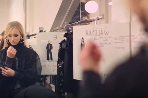 Τι συμβαίνει στην πραγματικότητα στα παρασκήνια του show της Chanel; 