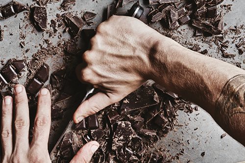 Μόνο Σοκολάτα: Το νέο κολασμένο βιβλίο του Άκη Πετρετζίκη