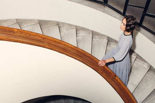 Τα ρούχα της εταιρίας Love + Alicia σε μεταφέρουν σε μία άλλη εποχή, γεμάτη ηρωίδες από φιλμ νουάρ