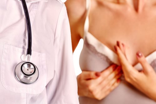 Καρκίνος μαστού: 4 ανησυχητικά σημάδια εκτός από τους ψηλαφητούς όγκους