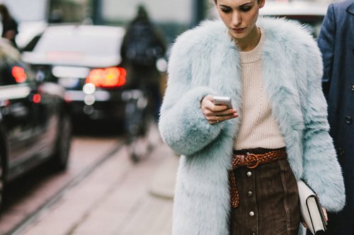 5 κανόνες για να φορέσεις σωστά το γούνινο παλτό-φλοκάτη. Υπάρχει κίνδυνος λάθους
