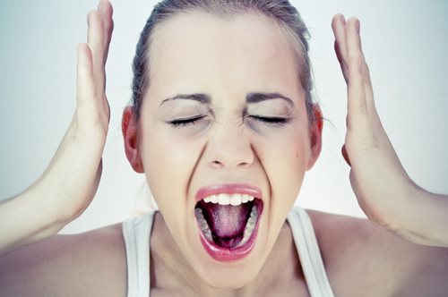 10 καθημερινές συνήθειες που «καίνε» τον εγκέφαλό σου. Τις κάνεις (μάλλον) όλες