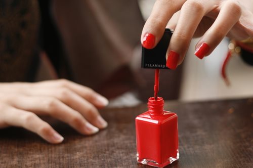 Ποιο είναι το λάθος που κάνουμε όλες μας όταν βάφουμε τα νύχια μας
