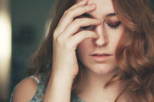 Ιγμορίτιδα: Πόσο διαρκεί, πώς να ανακουφιστείτε από τον τρομερό πονοκέφαλο 