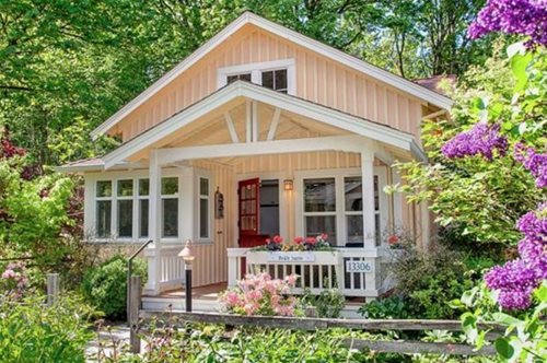 Στο εσωτερικό του μικρού σπιτιού στο λιβάδι. Μαγική ζωή