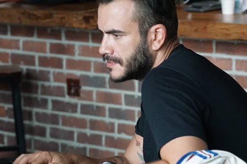 Εάν ρωτήσεις τον Στέφανο «θα πιούμε καφέ;» θα σου απαντήσει «φυσικά, έχω φέρει τον καλύτερο» 