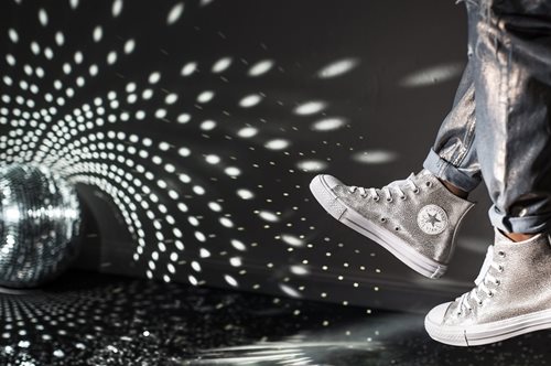 H “Metallic Collection” της Converse στραφταλίζει τόσο δυνατά όσο μια ντισκομπάλα 