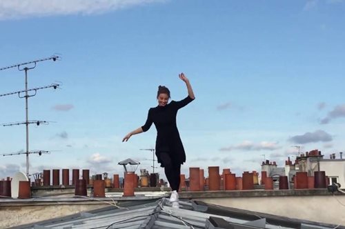 Το πιο επικίνδυνο βίντεο μόδας είναι αυτό: Fashion blogger κάνει parkour στις στέγες του Παρισιού