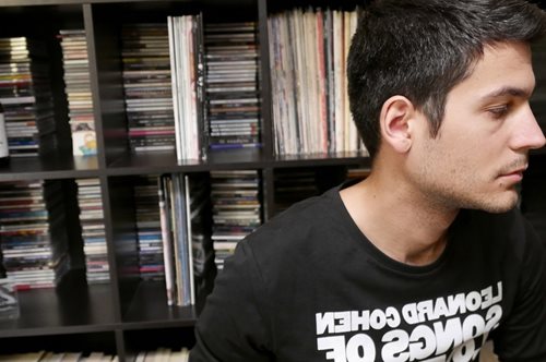 Ο Βύρωνας Κριτζάς σε προκαλεί να ακούσεις Bob Dylan. Και μιλάει για το πρώτο του βιβλίο 