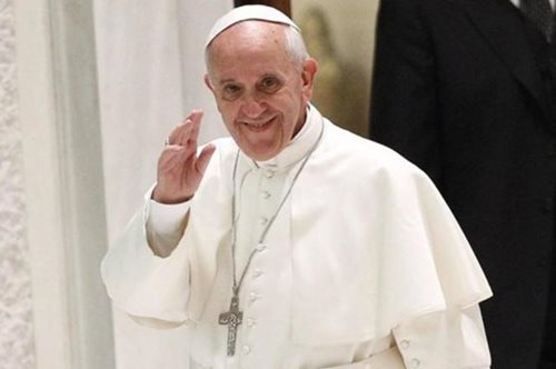 Το βίντεο με τον Πάπα να αγοράζει παπούτσια σε φαρμακείο που προκάλεσε φρενίτιδα 