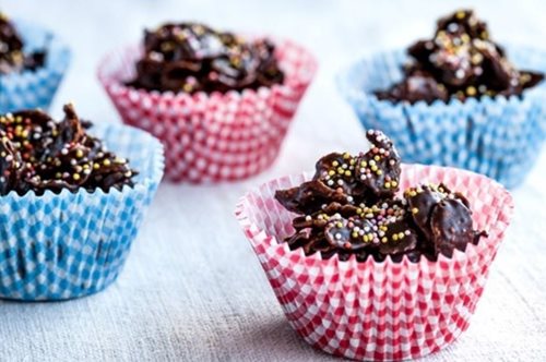 Χριστουγεννιάτικα Σοκολατοκεκάκια με Κορν Φλέικς της τελευταίας στιγμής με τρία υλικά