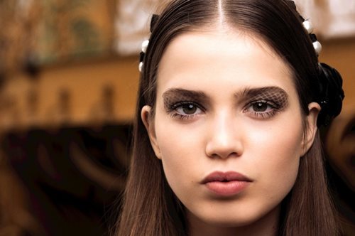 Θέλω να τονώσω την επιδερμίδα μου και να λάμψω με μία κίνηση. Γίνεται; 