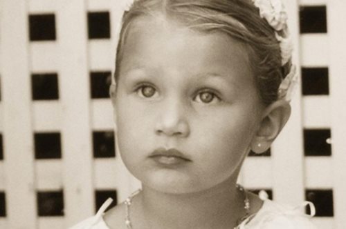 Ποιο πασίγνωστο μοντέλο είναι το κοριτσάκι της φωτογραφίας; Koύκλα από κούνια 