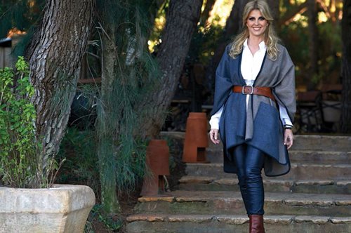 Μπήκαμε στο στολισμένο σπίτι της Έλενας Ράπτη. Δες το γιορτινό βίντεο