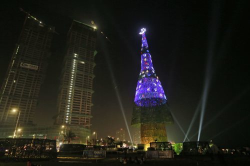  Είναι αυτό το ψηλότερο χριστουγεννιάτικο δέντρο στον κόσμο; Ποια χώρα ισχυρίζεται ότι το έφτιαξε;