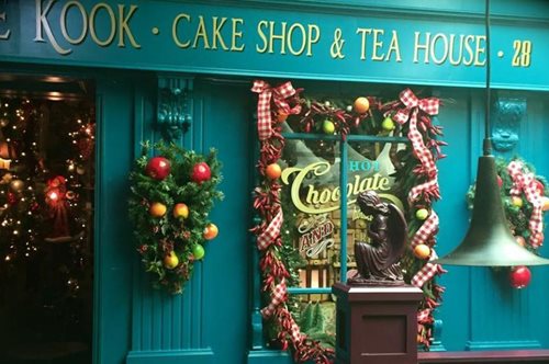 Σε αυτά τα 6 παραμυθένια καφέ της Αθήνας τα Χριστούγεννα διαρκούν 365 ημέρες το χρόνο