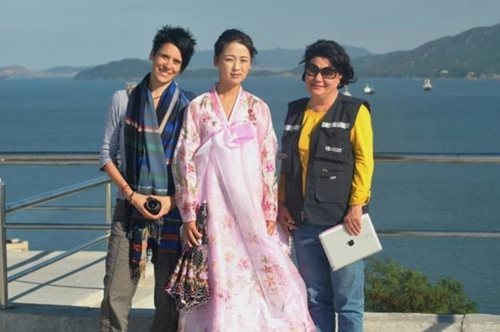 Η Ελληνίδα που έζησε 2 χρόνια στη Βόρεια Κορέα εξηγεί τι συμβαίνει στα αλήθεια στην «Χώρα των Κιμ»