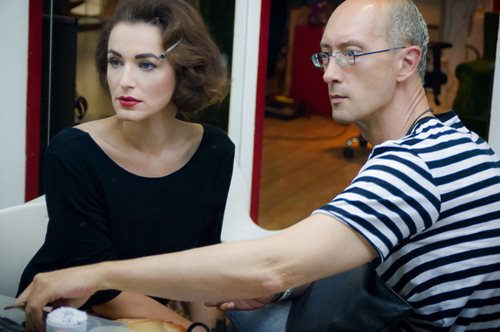 Ο Αχιλλέας Χαρίτος άφησε τα οικονομικά και τη ζωγραφική για το μακιγιάζ και έγραψε ιστορία 