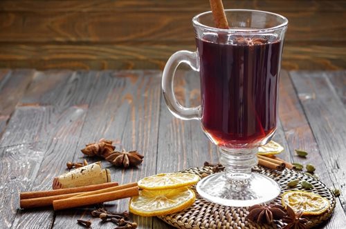 Έτσι θα φτιάξεις το mulled wine, το απόλυτο ζεστό κρασί της Πρωτοχρονιάς. Δες τη συνταγή σε βίντεο