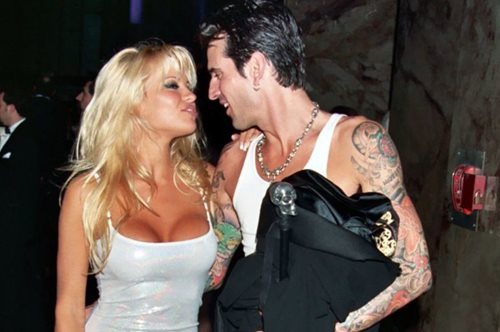 Ο γιος της Pamela Anderson και του Tommy Lee μεγάλωσε και κάνει ό,τι και οι γονείς του: ποζάρει