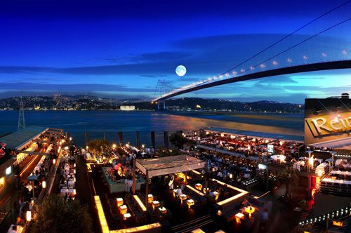 To κλαμπ που έγινε το μακελειό στην Κωνσταντινούπολη είναι ένα κοσμοπολίτικο σημείο διασκέδασης 