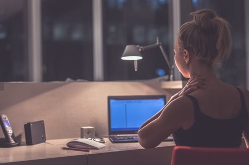 Ο αφόρητος πόνος του αυχένα. Πώς αντιμετωπίζεται; Τι να κάνεις