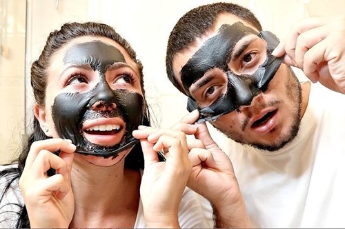 Με αυτή τη γυαλιστερή μαύρη μάσκα που θα φτιάξεις μόνη σου θα αφαιρεθούν όλα τα μαύρα στίγματα