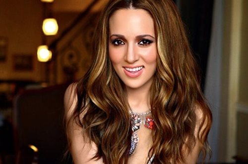 Kαι η Καλομοίρα συνεχίζει να κάνει γκάφες: Έκοψε βασιλόπιτα στο Rising Star αλλά ξέχασε έναν κριτή