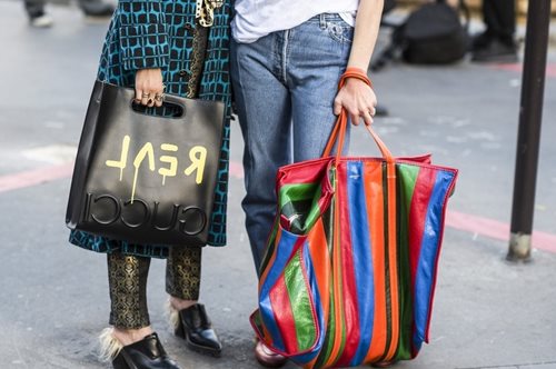 H νέα τάση στις τσάντες για την επόμενη σεζόν χωράει όλο το σπίτι σου. Εσύ θα την κρατούσες;