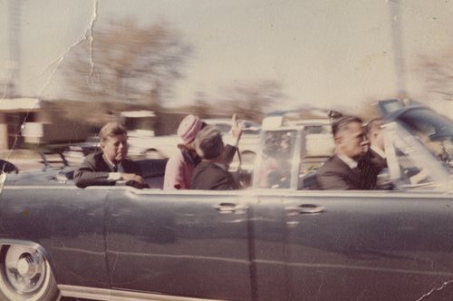 Τι απέγινε το ροζ ταγιέρ της Τζάκι που γέμισε με το αίμα του Κένεντι; 