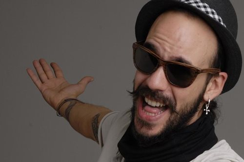 Ο Πάνος Μουζουράκης εισβάλει σε γάμο και τα κάνει γυαλιά καρφιά. Γιατί τα «πήρε» με τη νύφη;